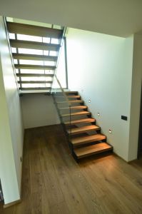 Metallkonstruktsiooniga trepp