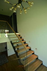 Kandekonstruktsioon 10 mm teraslehest. Astmed tamme liimpuidust