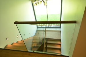 Metallkonstruktsiooniga trepp