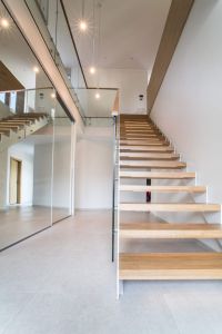 Metalltrepp, tammest astmetega.