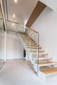 Kandekonstruktsioon 10 mm teraslehest mille pealmine osa sik-sakkis alumine sirge