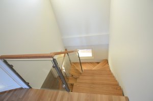 metallkonstruktsiooniga trepp