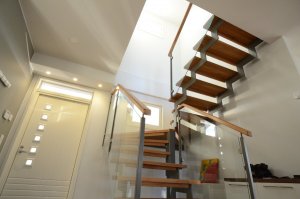 Kandekonstruktsioon 100x12 mm sik-sak metallist, astmed tamme liimpuidust.Viimistletud naturaalse õliga