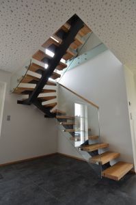 Kandekonstruktsioon 100x150 mm nelikanttorust. Asmed 57 mm paksusest tamme liimpuidust.