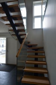 Metalltrepp tammest astmetega.