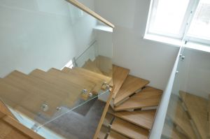 Metalltrepp tammest astmetega.