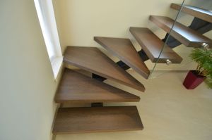 Metalltrepp, tamme liimpuidust astmetega.