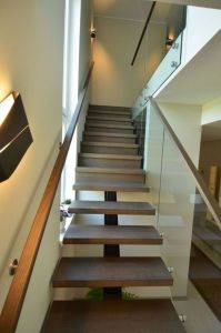 Metalltrepp, tamme liimpuidust astmetega.