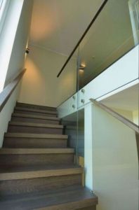 Metalltrepp, tamme liimpuidust astmetega.