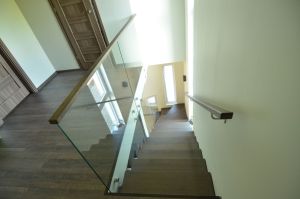 Metalltrepp, tamme liimpuidust astmetega.