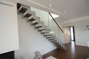 Kandekonstruktsioon 10x 140 mm teraslehest, astmed tamme liimpuidust. Piirdeks kirgas karastatud 12 mm klaas.