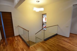 Metalltrepp tammest astmetega.