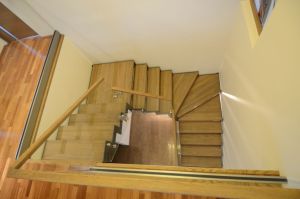 Metalltrepp tammest astmetega.