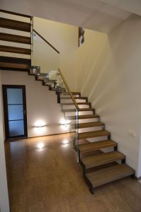 Kandekonstruktsioon 10x100 mm, Astmed 60 mm paksused tammeliimpuidust karpastmed. piireteks kirgas karstatud 12 mm klaas.