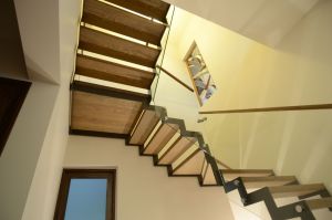 Metalltrepp tammest astmetega.