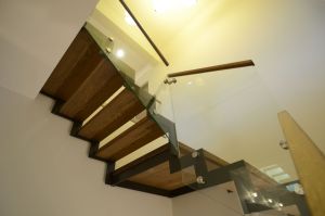 Metalltrepp tammest astmetega.