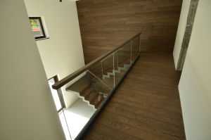 Metalltrepp, tamme liimpuidust astmetega.