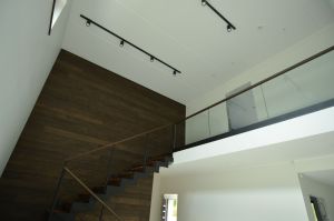 Metalltrepp, tamme liimpuidust astmetega.