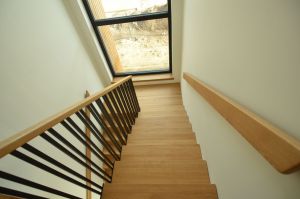 Metalltrepp tammest astmetega