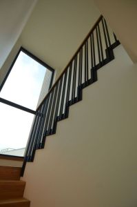 Metalltrepp tammest astmetega