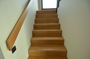 Metalltrepp tammest astmetega