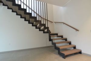 L-trepp, kandekonstruktsioon 10x100 mm sik-sak teraslehest