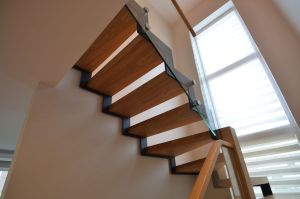 Metalltrepp tammest astmetega