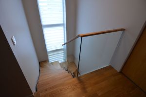 Metalltrepp tammest astmetega