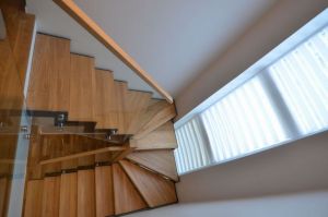 Metalltrepp tammest astmetega