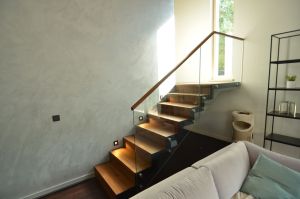 Metalltrepp, tammest astmete ja varvaslaudadega.