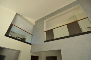 Metalltrepp, tammest astmete ja varvaslaudadega.