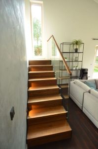 Platvormiga u kujuline trepp