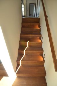 Metalltrepp, tammest astmete ja varvaslaudadega.