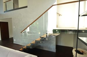 Metalltrepp, tammest astmete ja varvaslaudadega.