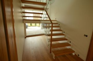 Kandekonstruktsioon 10x100 mm sik-sak teraslehest astmed tamme liimpuidust paksusega 60 mm. Piirdeks 12 mm kirgas karastatud klaas, peal tammest käsipuu.