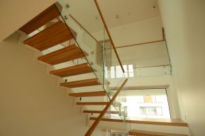 Klaasist piiretega trepp