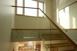 Klaasist piiretega trepp