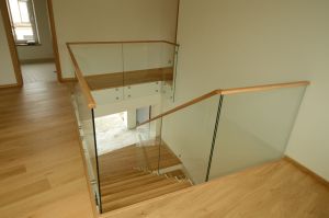 Klaasist piiretega trepp