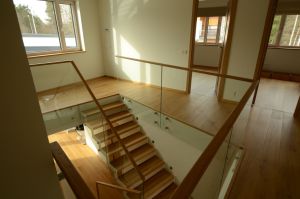 Klaasist piiretega trepp