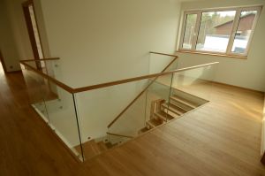 Klaasist piiretega trepp