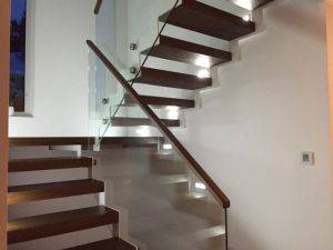 Metalltrepp, tamme liimpuidust astmetega.