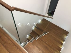 Metalltrepp, tamme liimpuidust astmetega.