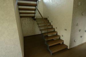 Kandekonstruktsioon 10x100 mm sik-sak teraslehest, astmed tamme liimpuidust paksusega 77 mm. Piirdeks kirgas karastatud 12 mm klaas.