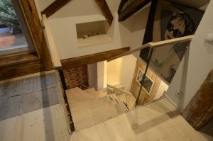 Kandekonstruktsioon 10x100 mm sik-sak teraslehest, astmed tamme liimpuidust. Piirdeks kirgas 12 mm karastatud klaas.