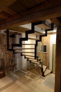 Metalltrepp tammest astmetega