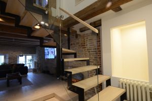 Metalltrepp tammest astmetega