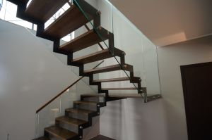 Kandekonstruktsioon 10x100 mm sik-sak teraslehest. Astmed tamme liimpuidust, piirdeks kirgas 12 mm karastatud klaas.