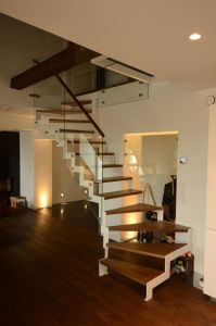 Kandekonstruktsioon 10x100 mm sik-sak teraslehest, astmed tamme liimpuidust. Piirdeks kirgas karastatud 12 mm kirgas klaas.