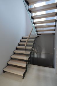 Kandekonstruktsioon 10x100 mm sik- sak teraslehest, astmed tamme liimpuidust. Piirdeks kirgas karastatud 12 mm klaas.