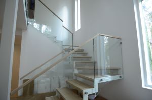 Kandekonstruktsioon 10x100 mm sik-sak teraslehest, astmed tamme liimpuidust. Piirdeks kirgas karastatud 12 mm klaas. 